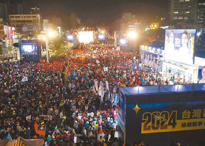 「2024守護中華民國」侯友宜總統暨立法委員桃園市競選總部21日在中壢舉辦成立大會，2萬人塞爆會場。（資料照，陳怡誠攝）