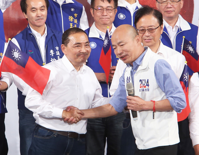 「2024守護中華民國」侯友宜總統暨立法委員桃園市競選總部21日在中壢舉辦成立大會，前高雄市長韓國瑜（右）擔任壓軸嘉賓致詞後，轉身與侯友宜（左）握手致意。（資料照，陳怡誠攝）
