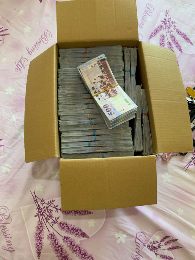 吳嫌將「758萬千元鈔」當床墊，海賺現金躺著入睡。(戴志揚翻攝)