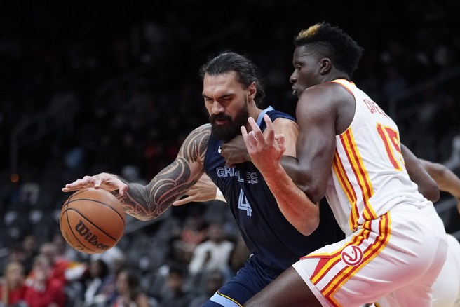 亚当斯(左)虽在今年热身赛出赛过，整体状态却不太理想。(美联社资料照)