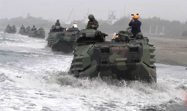 一名女网友22日在高雄惊见坦克车游街。图为过去国军操演的坦克车示意图，（资料照 郑任南摄）