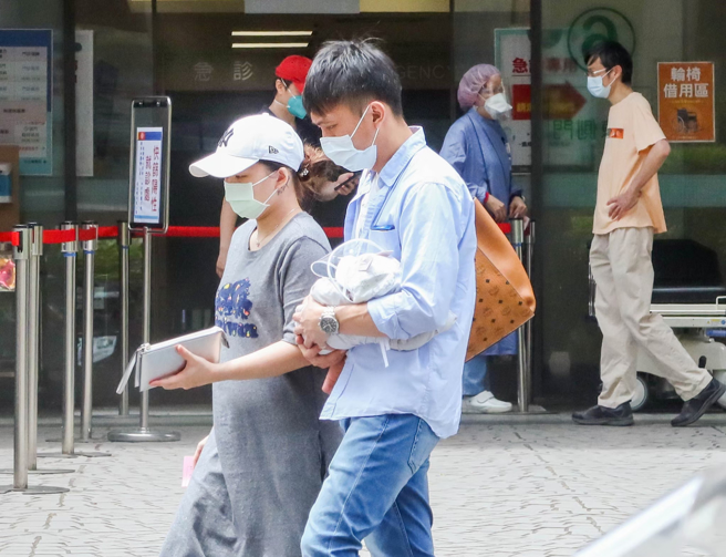 医师周庆明表示，光是新冠确诊者和长新冠两类患者就医人次就高达100万。（图／示意图，记者粘耿豪摄影）