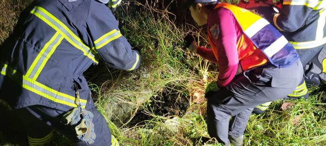 2023年10月23日澎湖县／老农18日傍晚掉落的井口很小，失足后仰时却很巧的整个倒栽葱入井而稍微擦伤。（澎警局提供／许逸民澎湖传真）