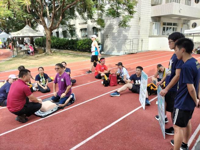 台南市官田消防分队日前至辖内机关所举办的路跑活动，向民眾强调CPR的重要性。（官田消防分队提供／张毓翎台南传真）