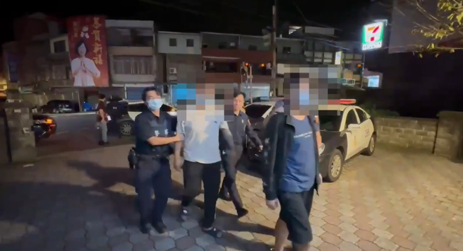 新北市莺歌区大湖路今凌晨发生一起砍人事件，调查指出4名相识旧友为七万元债务而爆发衝突，目前皆已遭警方逮捕归案。（图 / 刘咏韵翻摄）