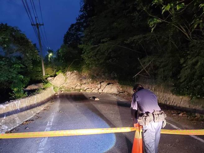 花75县道卓富公路16.6公里边坡昨凌晨突发生崩塌，大量土石淹没道路，交通一度受阻。（警方提供／罗亦晽花莲传真）