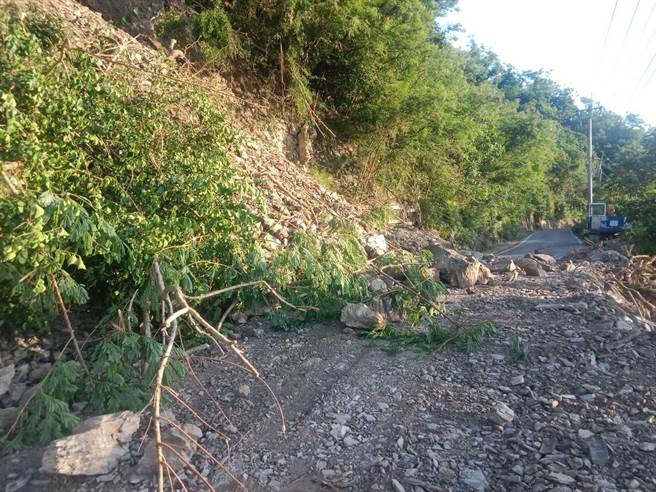 花75县道卓富公路16.6公里边坡昨凌晨突发生崩塌，交通受阻，当天傍晚抢通后，今却再度坍方。（卓溪乡公所提供／罗亦晽花莲传真）
