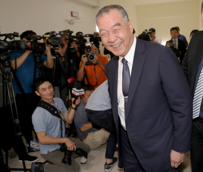 國防部長邱國正23日赴立法院備詢，在場外接受媒體訪問過後，笑瞇瞇的離開進入會議室。（季志翔攝）