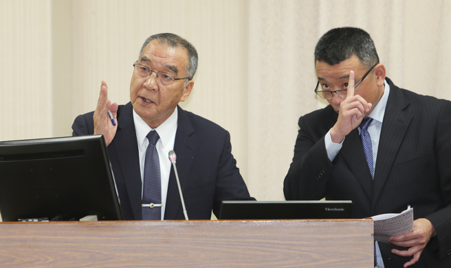国防部长邱国正（左）23日赴立法院备询，针对立委提及赏鲸船炮击事件，他表示一切都照规定办理，现在就在等调查报告，右为军备局长林文祥。（季志翔摄）