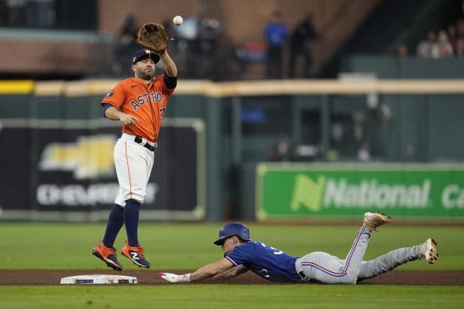 游骑兵卡特(右)盗上二垒，太空人艾尔图维触杀不及。（美联社）