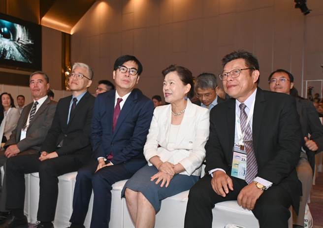 經濟部長王美花（前右二）、高雄市長陳其邁（前中）等人23日出席在高雄舉辦的國際水協會的第九屆亞太地區會議。（林瑞益攝）