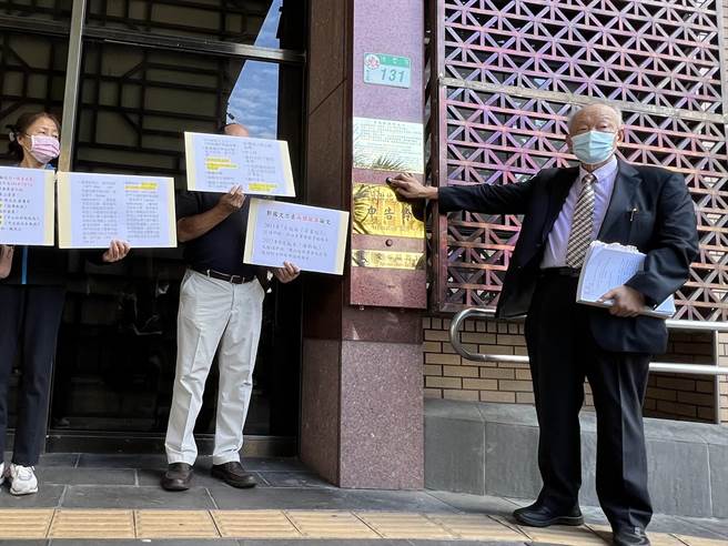 陈昆明律师(右)。(陈志贤摄)