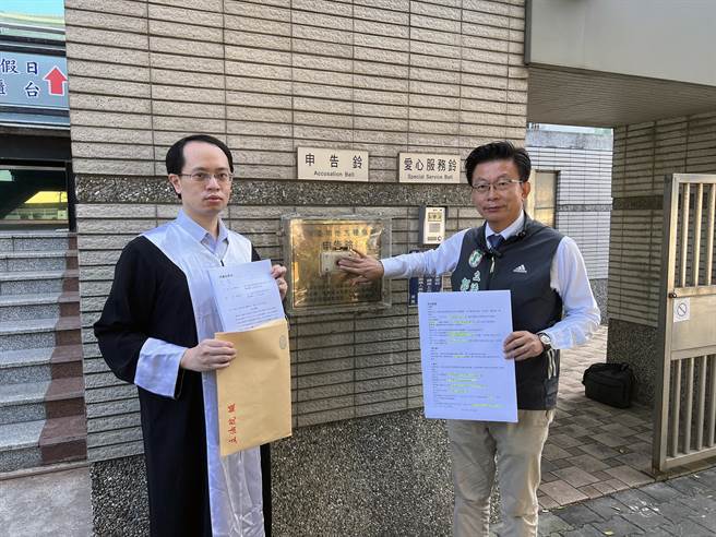 台南市第二选区立委选举战火猛烈，寻求连任的民进党立委参选人郭国文，今天上午前往台南地检署，控告无党籍立委参选人、台南市议员陈昆和，涉嫌违反选罢法意图使人不当选及刑法妨害名誉罪。（洪荣志摄）