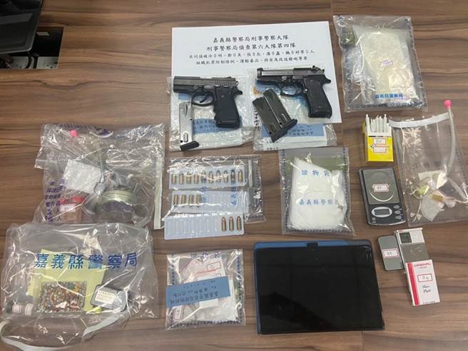 警方破獲以冷姓、蔡姓男子為首的販毒集團，逮獲冷男等人，並起出大批毒品及改造槍支。(警方提供)