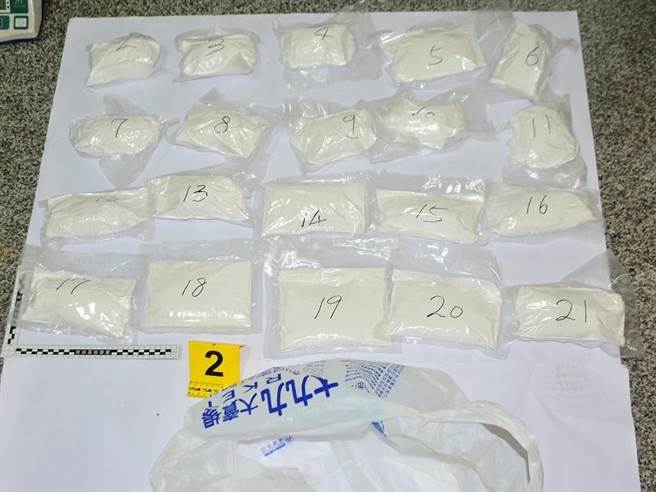 警方破獲以冷姓、蔡姓男子為首的販毒集團，逮獲冷男等人，並起出大批毒品及改造槍支。(警方提供)