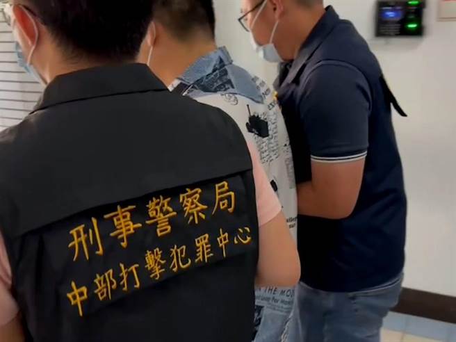 警方破獲以冷姓、蔡姓男子為首的販毒集團，逮獲冷男等人，並起出大批毒品及改造槍支。(警方提供)