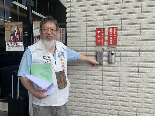 司法改革党党主席张静23日上午到士林地检署告发士林地院民一庭庭长陈章荣违反强制罪、妨害公务等罪。（李文正摄）