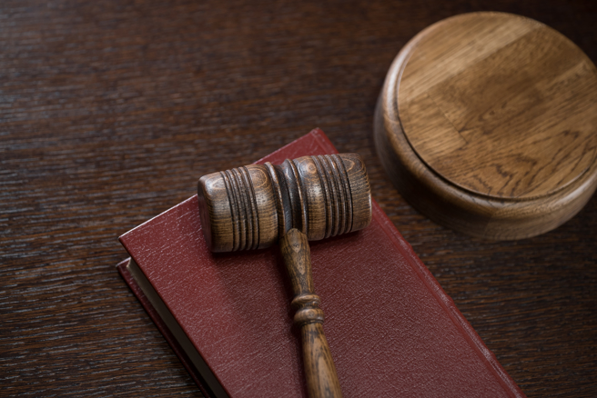 母子二人为此对簿公堂，法院审理后，双方同意签订调解协议，刘女不仅成功追回剩余款项，儿子也可收到学费及日常费用。（示意图 / shutterstock）