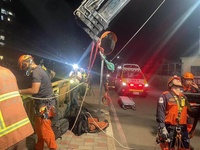 消防人員展開救援，架梯並利用繩索下到溝底將摔落的女子救起。（翻攝畫面）