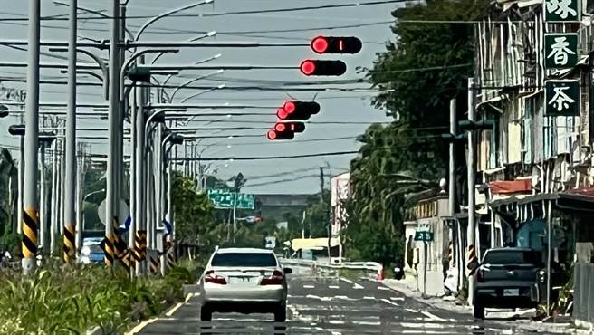 台南市道172線後壁至白河路段，去年拓寬完工，不過靠近台1線有一條僅210公尺的路段，竟裝設了6支紅綠燈，令不少經過的用路人印象深刻。（張毓翎攝）