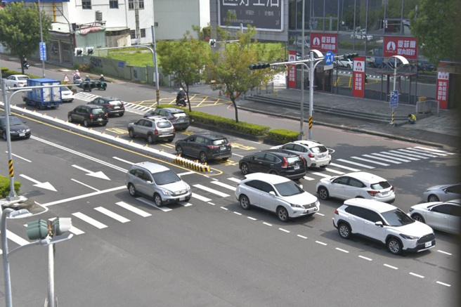 民族菜公路口的偏心左轉車道完成改善工程。（圖／高雄市政府提供）