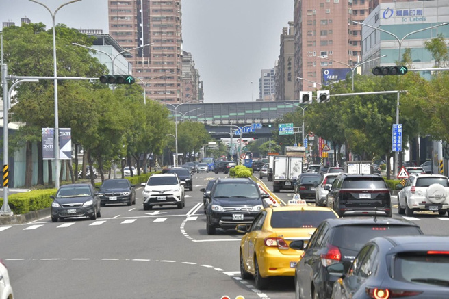高市府持續改善交通工程，保障人車安全，提升行車效率。（圖／高雄市政府提供）