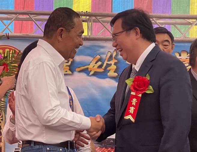 国民党总统参选人侯友宜（左）、行政院副院长郑文灿（右）桃园参加活动意外同台，两人大方握手。（吕筱蝉摄）
