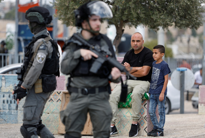 為防境內猶太阿拉伯人發生連鎖動亂，以國在2週內組成數百個志願維安小組並武裝他們。（圖/路透社）
