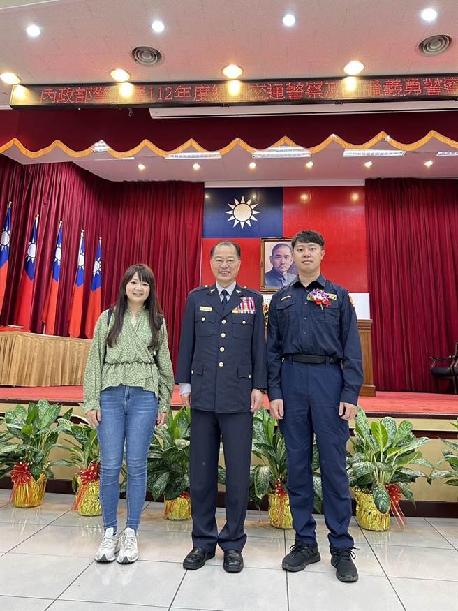 台中市第二分局交通分队警员邱智炜（右1）专责处理交通事故工作，每年平均处理交通事故处理达660多件，其中对侦办各类肇逃案件有近100％破获率，其优异表现更荣获「绩优交通警察及交通义勇警察」颁奖表扬。