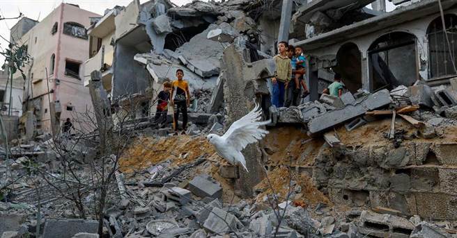 卡達媒體「半島電視台」23日報導，22日晚至23日被認為是本輪以巴衝突以來，迦薩最血腥的夜晚，以色列在過去24小時內不間斷的空襲，導致迦薩地區400多人死亡。（路透社）