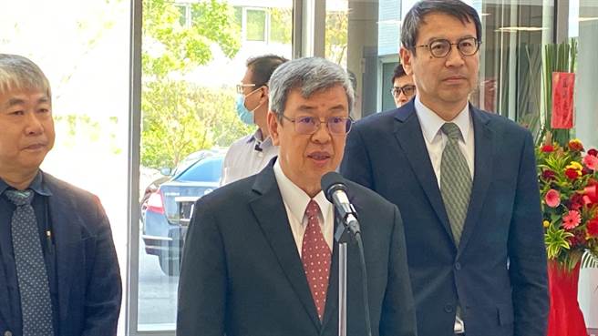 行政院长陈建仁（中）23日表示，让台积电根留台湾，是不分中央、朝野和地方共同努力的目标，中央跟地方都要一起来做护国群山最强而有力的后盾。（陈育贤摄）