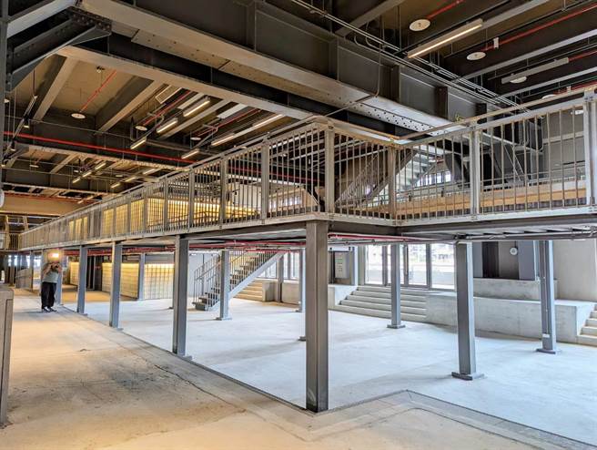 因为招商时有潜在业者希望能够拆除夹层，避免空间压迫感过大，基隆港务分公司向基隆市文化局提出文资审议。基隆市文化局认为不会影响歷史建筑本体，通过审议。（张志康摄）