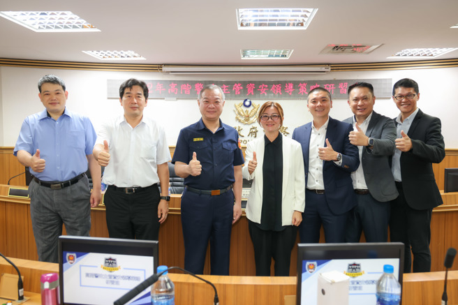 局长廖训诚率主办单位主管，与新加坡科技工程公司人员合照。（图 / 新北市警察局提供）