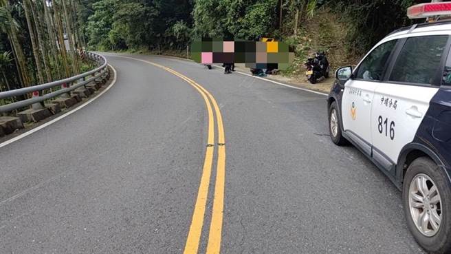 蔡姓男子昨22日骑黄牌重机行经中埔乡台3线309.4公里路段时，疑过弯不慎撞击护栏后身亡。( 中埔分局提供∕吕妍庭嘉义传真）