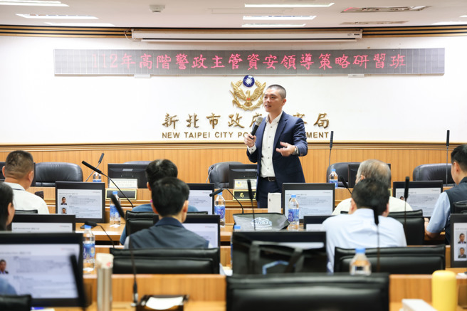 林汉进协理在授课中强调：「当前网路犯罪不再仅仅是技术层面的攻击，他们往往结合社会工程学，透过各种手法来欺骗普通人。」（图 / 新北市警察局提供）