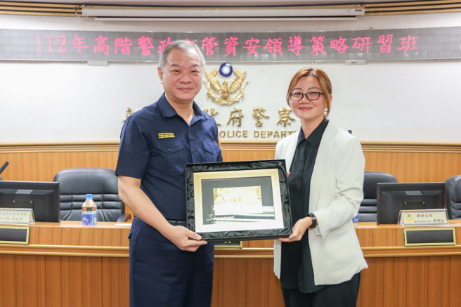 新加坡科技工程公司致赠纪念品。（图 / 新北市警察局提供）