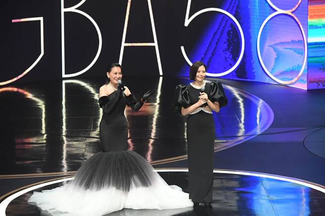 陳亞蘭（左）、劉品言完美控管典禮時間。（三立提供）