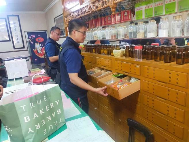 警方到中药房追查。（民眾提供／李京升苗栗传真）