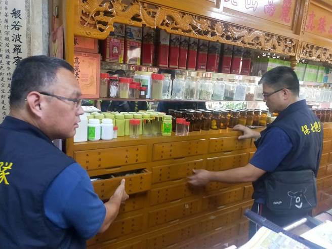 警方追查中药房不法粉末。（民眾提供／李京升苗栗传真）