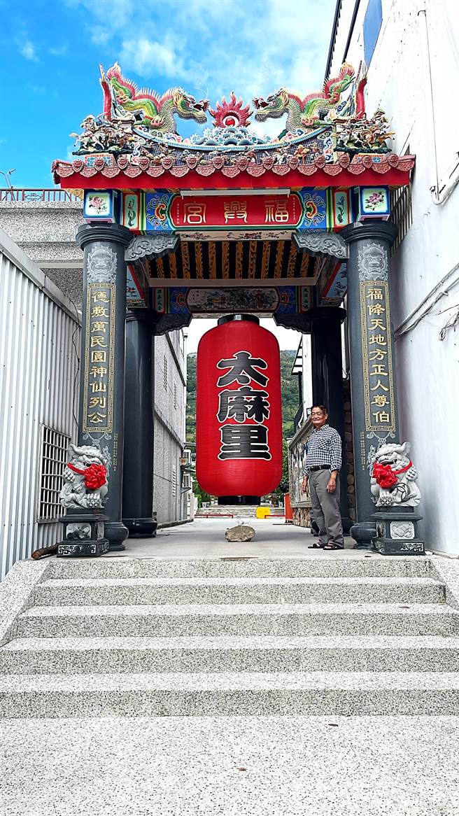 台东县太麻里乡百年歷史福兴宫配合祭典，打造2米高巨型祈福红灯笼，高挂于牌楼入口处，与日本浅草地标「雷门灯笼」相似，被喻为「台版雷门」。（萧嘉蕙摄）
