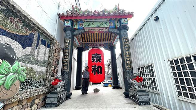台东县太麻里乡福兴宫打造2米高巨型祈福红灯笼，正、反面分别题字「太麻里」及「泰和」。（萧嘉蕙摄）