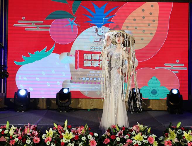 青農頭頂著以牡蠣殼作裝飾的斗笠走秀，特別吸睛。（呂妍庭攝）