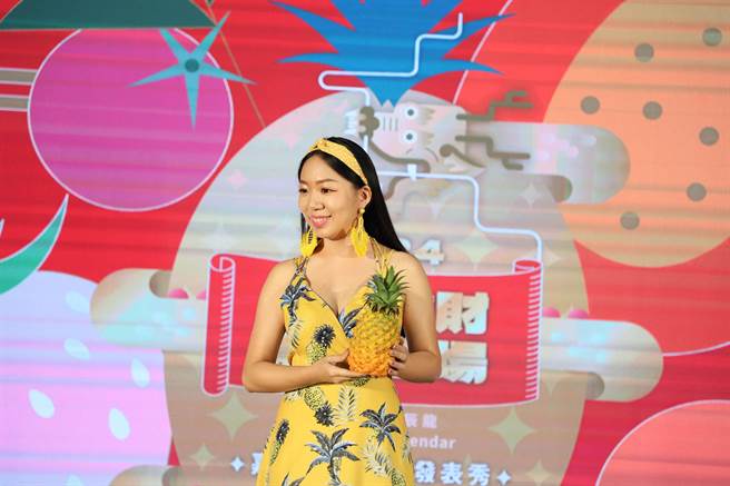 農友們以創意造型拍攝的水果月曆趁勢發表，青農以特色造型走秀登場。（呂妍庭攝）