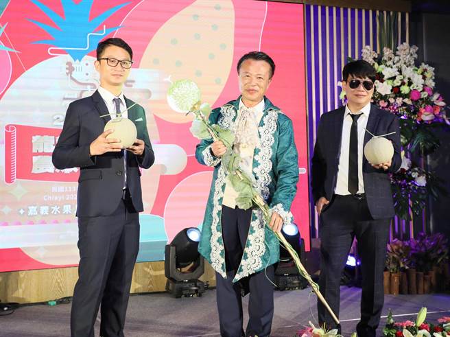 嘉義縣長翁章梁以華麗的國王造型亮相，手持極光哈密瓜權杖燈飾，帶領兩位青農帥氣登場，吸引眾人目光。（呂妍庭攝）