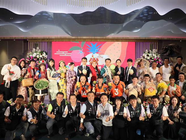 嘉義縣政府今舉辦2023年農民節頒獎暨慶祝大會，除表揚優秀農民外，創意走秀成大會亮點。（呂妍庭攝）