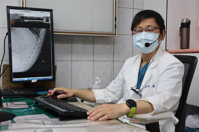 大甲李綜合神經外科醫師李偉裕出面澄清，自己還在為鄉親服務看診。（陳淑娥攝）