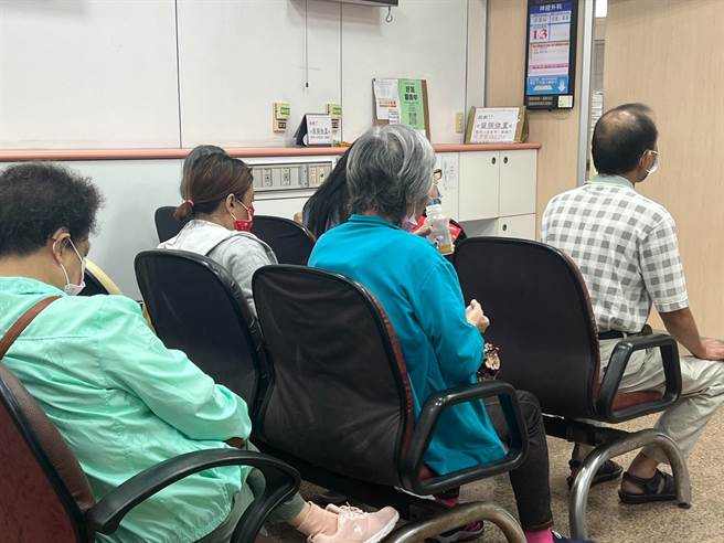 大甲李綜合神經外科醫師李偉裕每周3天看診。（陳淑娥攝）