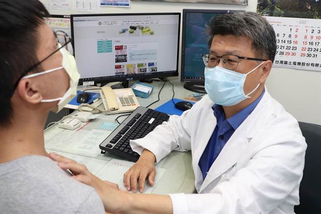 20多岁陈姓男子近日发现颈部肿块，疑为恶性甲状腺肿瘤，採微创经口无痕切除手术后，肿瘤不仅完整切除也未留下疤痕，让陈男重拾健康与自信。看诊示意图。（大里仁爱医院提供／潘虹恩台中传真）