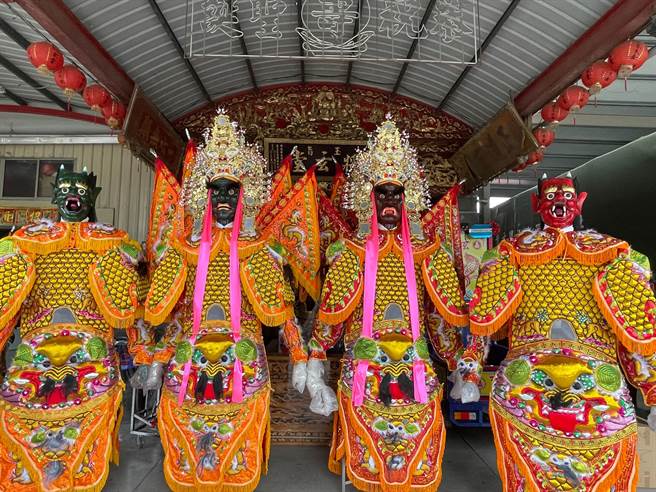 赤嵌万神节28日起连续两天在永福路全美戏院前封街举办，今年焦点首次有36尊3米高的保生大帝将官上街头摆阵表演，相当壮观。（赤嵌朋派商圈协会提供／程炳璋台南传真）