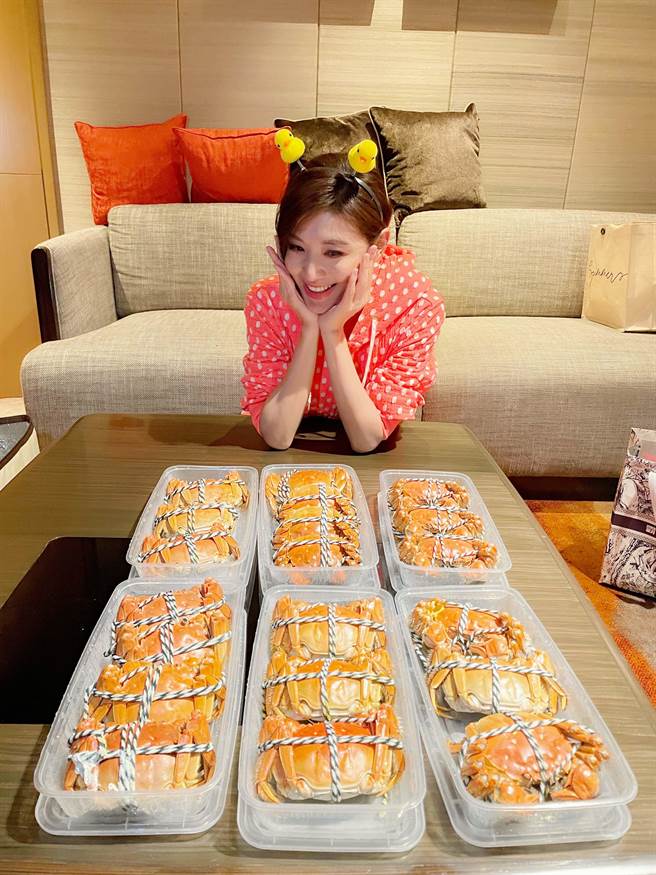 苏慧伦即将生日，收到友人送的大闸蟹。（相信音乐提供）